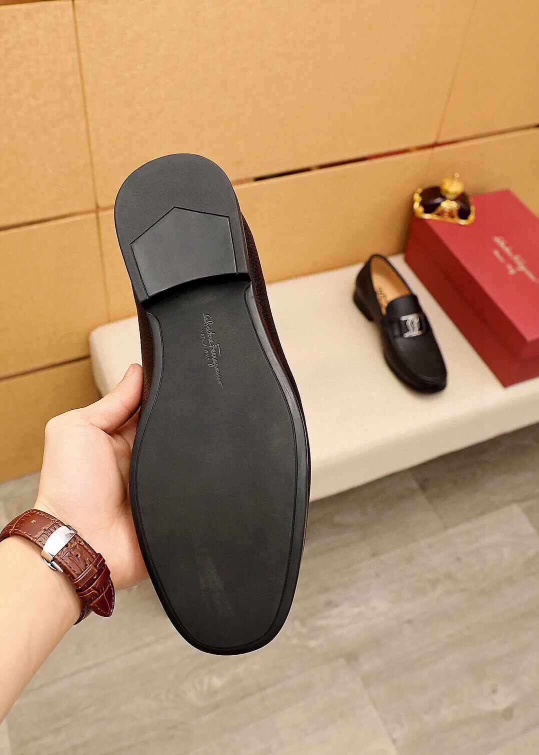 Men's shoes 💰480 💐 Product trademark: Ferragamo "Ferragamo" casual leather shoes Regular size: 38-44 (45🉑️customized) Product materials: Selected imported first-layer pebbled cowhide leather upper + luxury hardware buckle, imported water-dyed cowhide leather lining. Strong three-dimensional visual effect, original outsole color: 3⃣️seed leather materials available